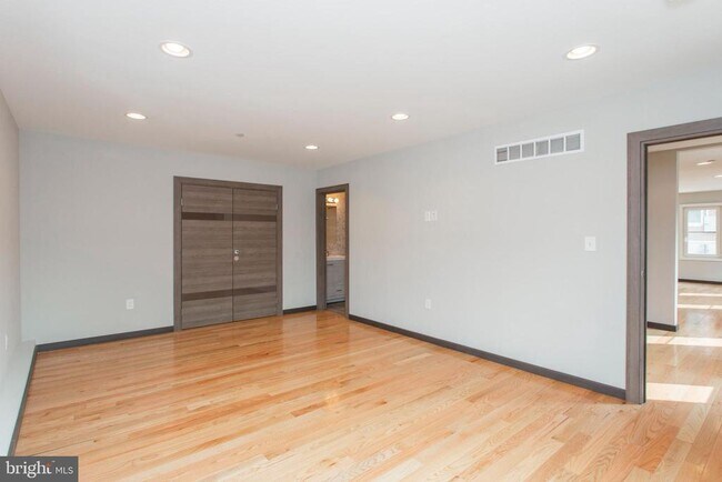 Building Photo - 2553 Montrose St