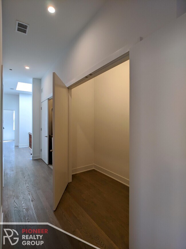 Building Photo - 2121 W Belmont Ave