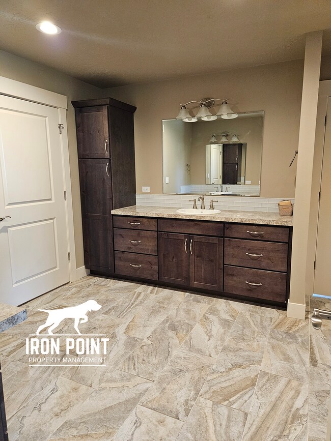 Building Photo - 2bed/1bath w/2 car garage & all appliances included.