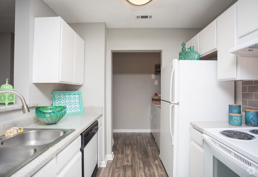 2BR, 2BA - 1,155 SF - Echelon Park