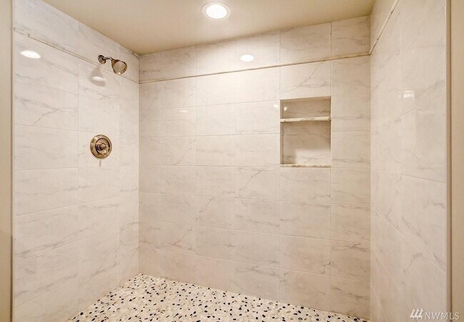 Building Photo - Serene Wedgwood home