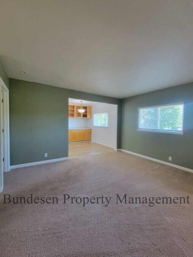 Building Photo - Spacious Westside 5BR Home in Petaluma - E...