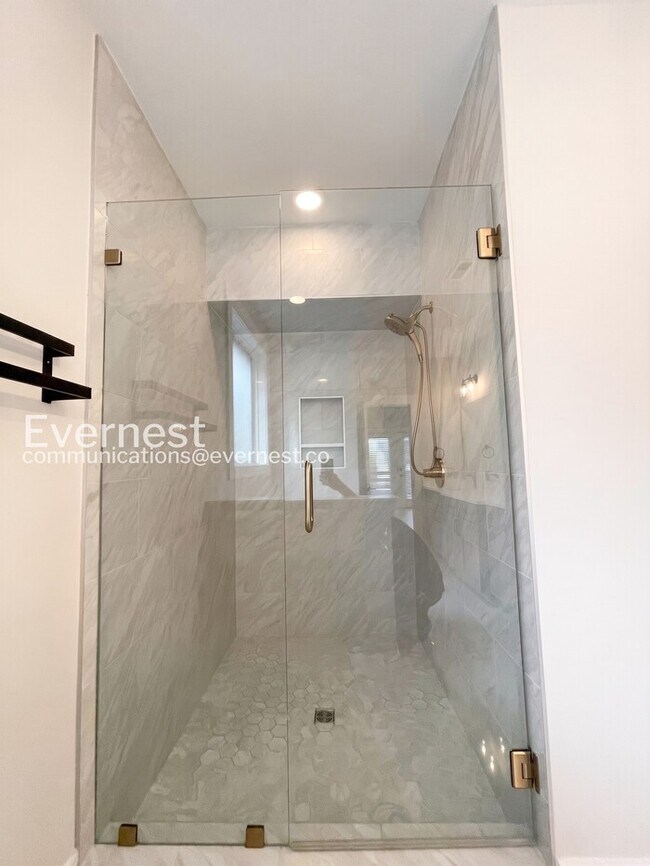 Building Photo - 4 Bed/2.5 Bath Town Home with Garage / Pet-Friendly / Available Now!