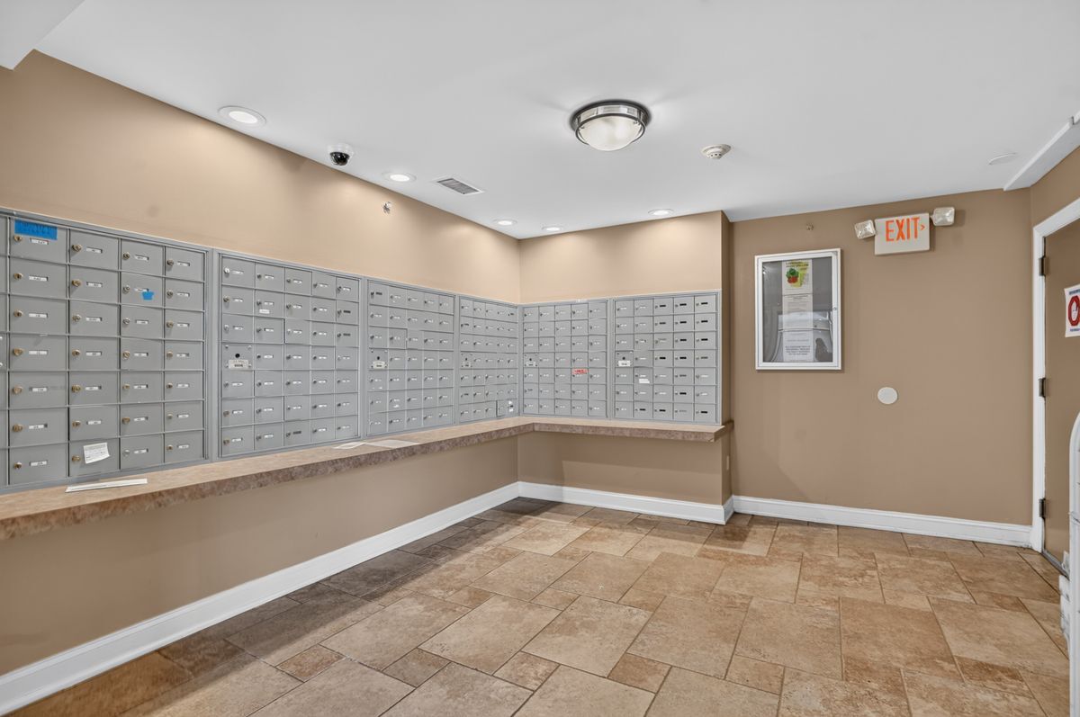 Building Photo - 60 Parkway Dr