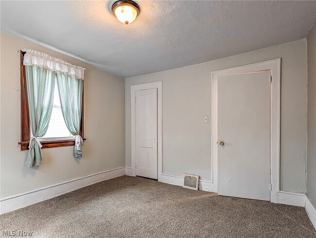 Building Photo - 1268 Pondview Ave