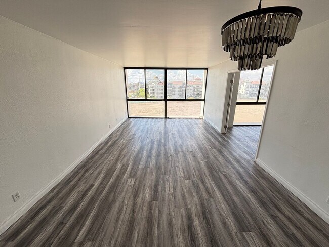 Building Photo - Stunning 2-Bed, 2-Bath High-Rise Residence...