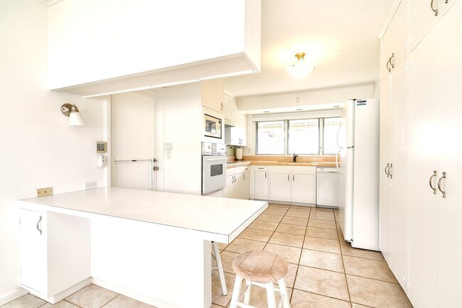 Building Photo - 1228 Koloa St