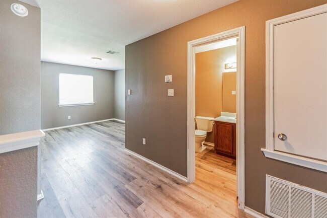 Building Photo - 5625 Clyde Ln