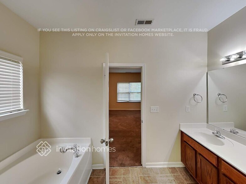 Building Photo - 200 Augustus Lane