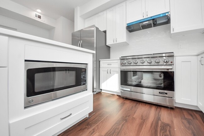 Building Photo - 611 E 39th St