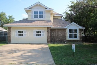 Building Photo - Two Story Willowsprings Home