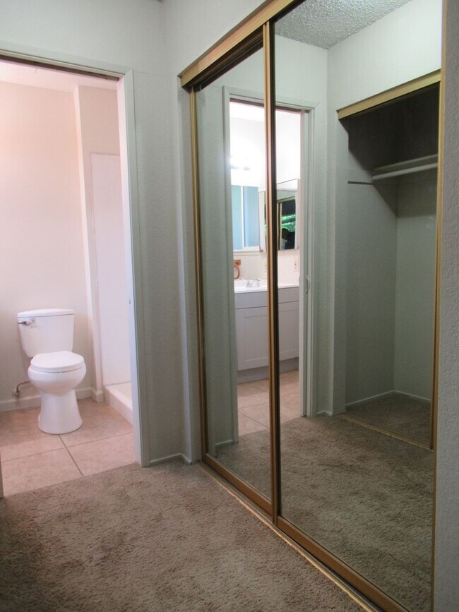 Building Photo - 2 BED 2 BATH DUPLEX FOR RENT