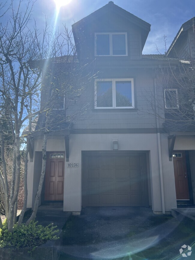 Building Photo - 10236 NW Village Heights Dr