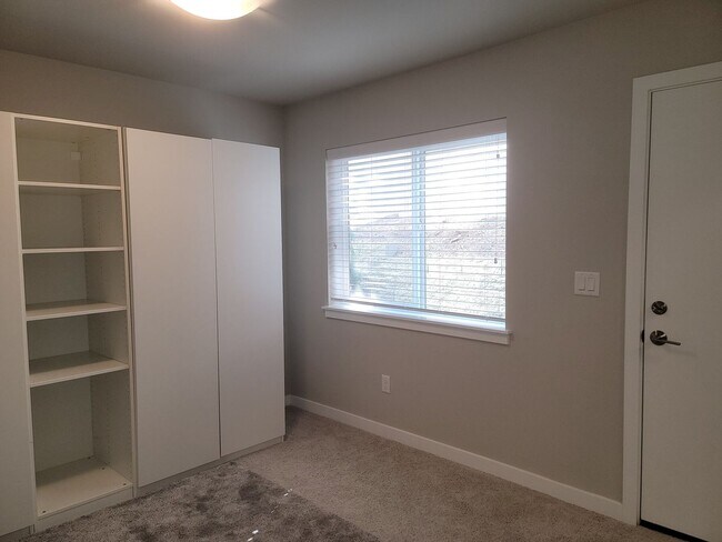 Building Photo - Stunning Tri Level 3/2.5 Townhome in the G...