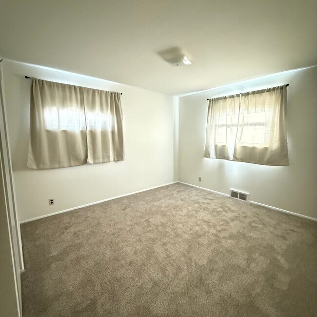 Building Photo - 3 Bedroom 2 BathHome