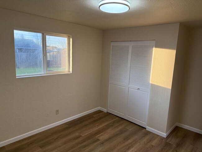 Building Photo - Updated 3 bedroom 1 bathroom house!