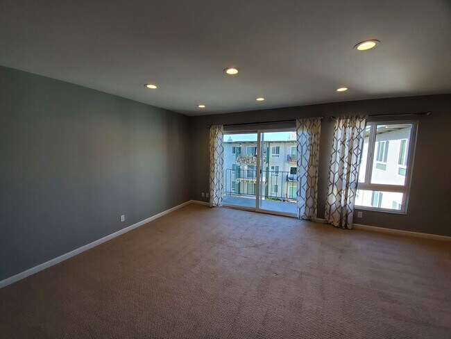 Building Photo - Top Floor studio with view of courtyard
