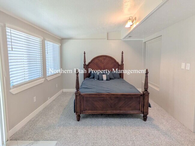 Building Photo - 4 Bed, 3.5 Bath - Amazing Location