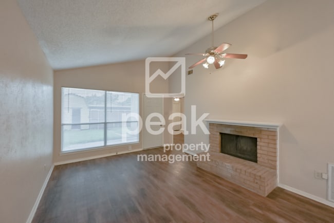 Building Photo - $1,549! 2/Bed1.5Bath duplex in Arlington!
