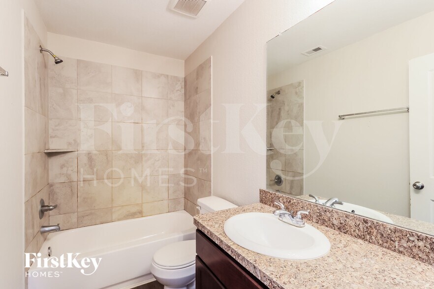 Building Photo - 15141 Meadow Glen S