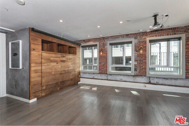 Building Photo - 527 Molino St