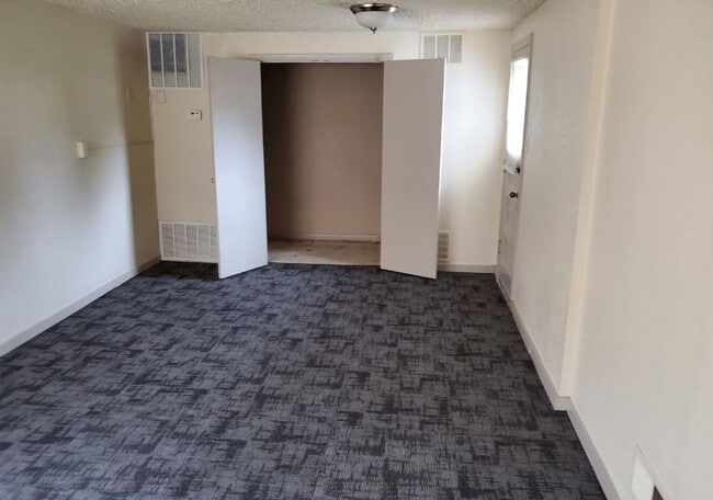 Building Photo - 534 S Christine Ave