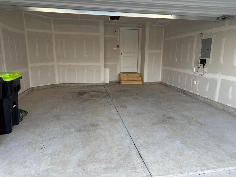 Garge - 3 Shamrock Cir