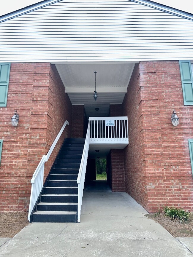 Building Photo - 533 3rd Loop Rd