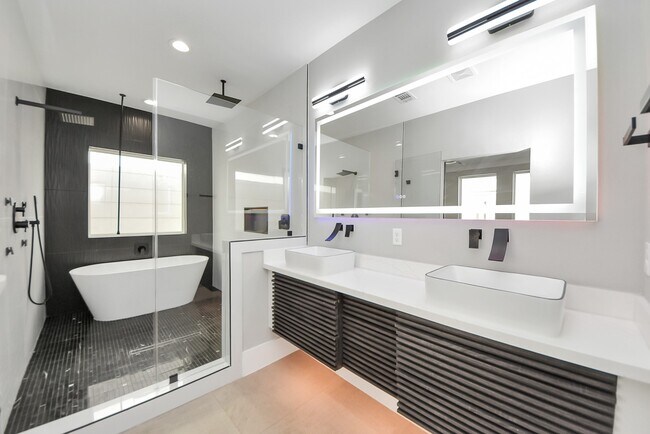 Building Photo - 604 W 28th St