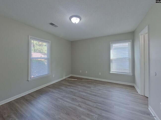 Building Photo - 208 Dutch Dr