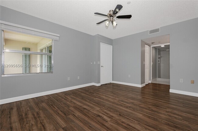 Building Photo - 550 SW 138th Ave