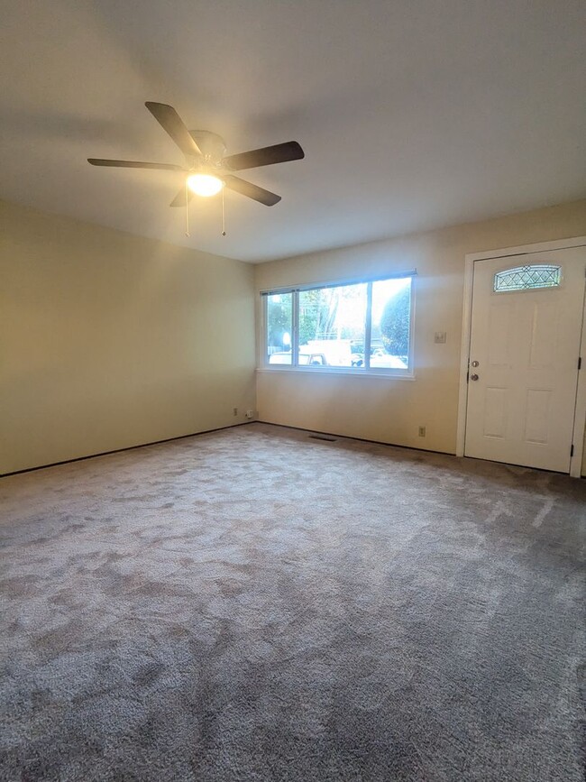 Building Photo - Beautiful 2 Bed/1bath Duplex W/ Garage & L...