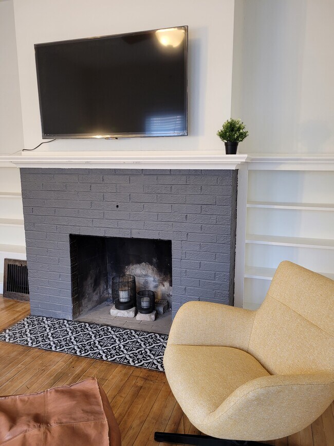 Building Photo - 517 E Johnson St