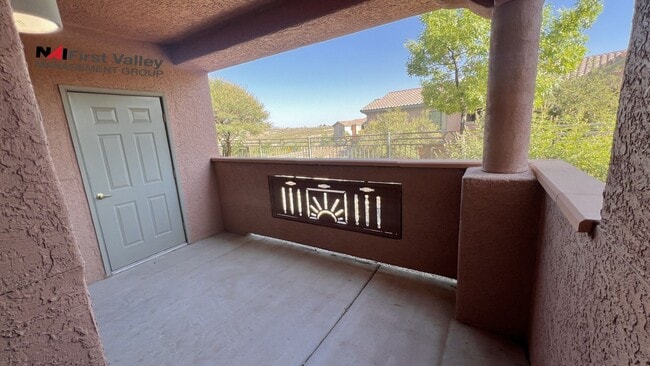 Building Photo - 2 Bedrooms, 2 Baths