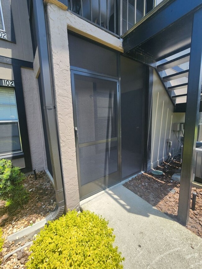 Building Photo - Conveniently located! Renovated 1 yr ago