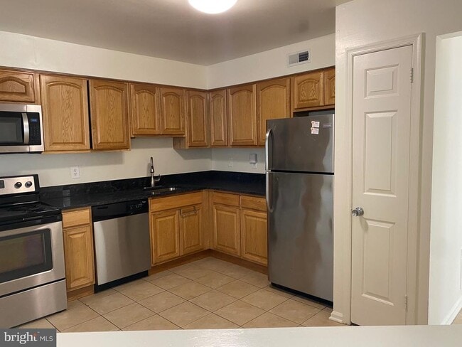 Building Photo - 1811 Hennessy Dr