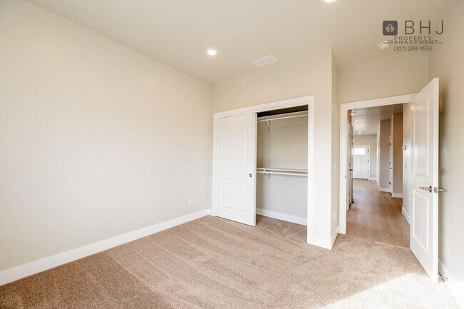 Building Photo - BRAND NEW 2 bed/  2 bath Do Friendly Twin ...