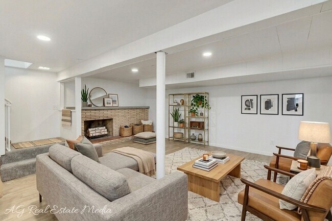 Building Photo - COMING SOON! RENOVATED 3 OR 4 BDRM