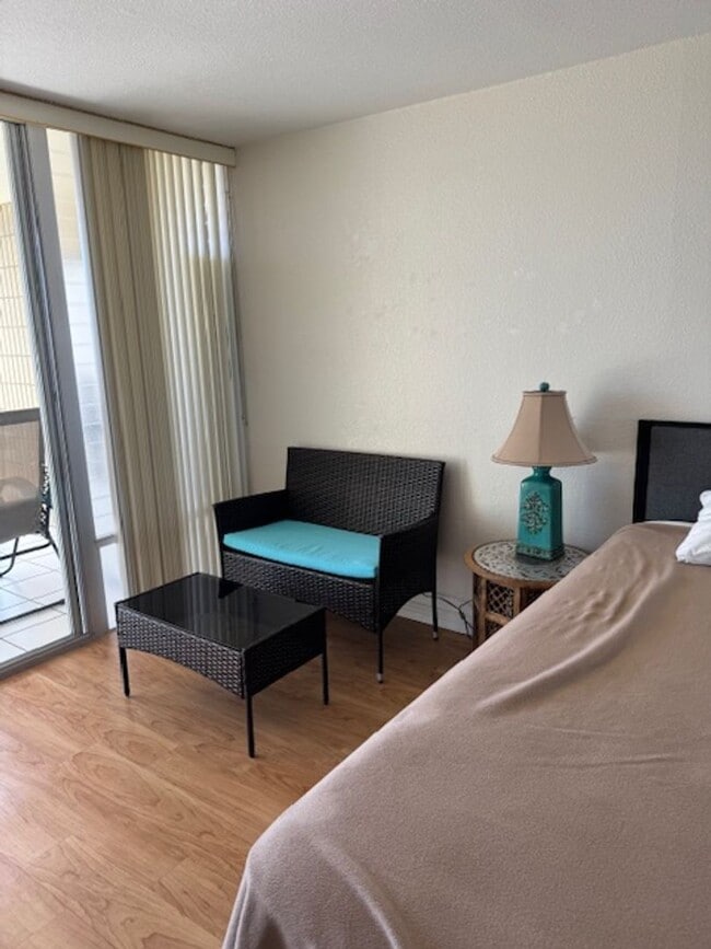 Building Photo - Remodeled High floor furnished Studio/1 Bath at Island Colony - Available 11/30/25