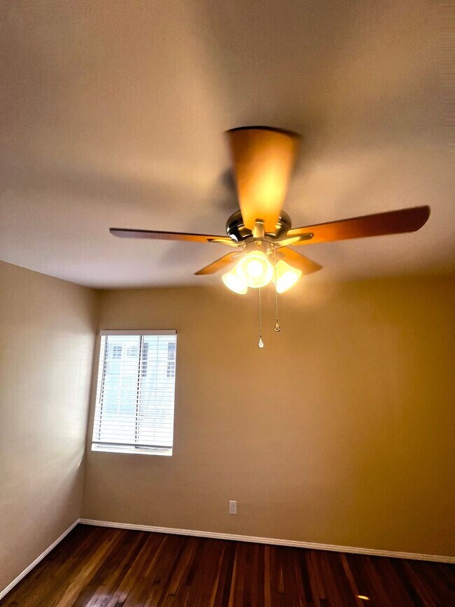 Building Photo - Single Family. 3-bed Home - Desireable Neighborhood!
