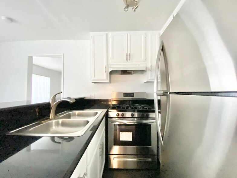 Building Photo - 833 S Berendo St