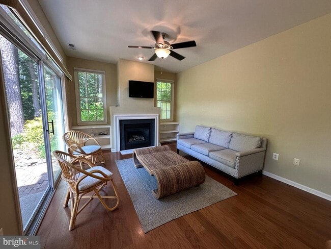Building Photo - 28405 Pinehurst Cir