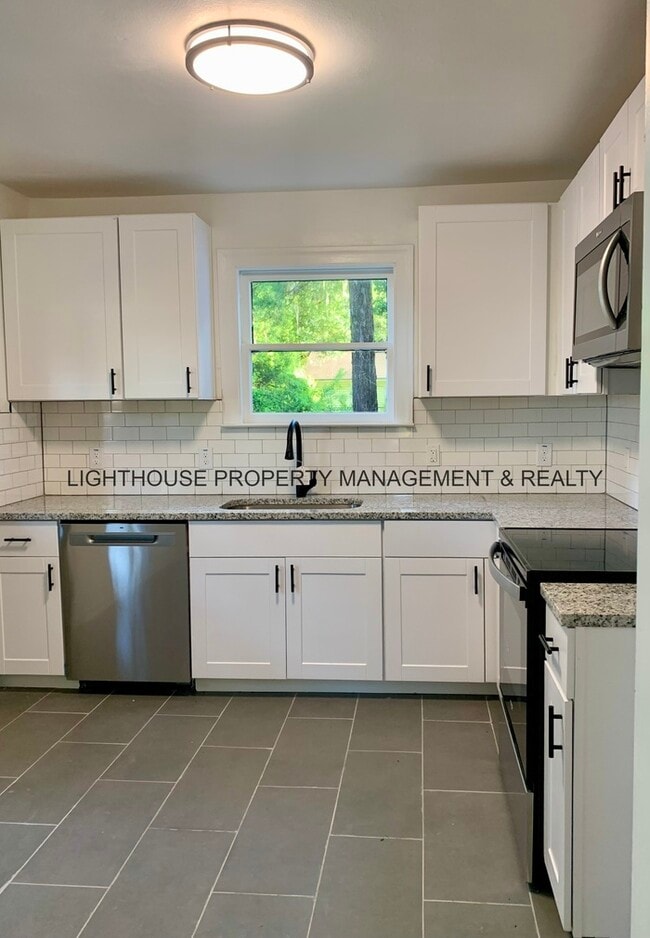 Building Photo - COMING SOON! Renovated 2 Bed/2 Bath Home! ...
