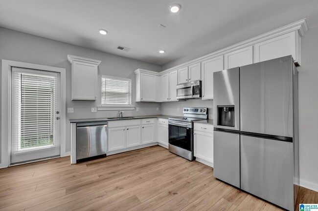 Building Photo - 559 Troubadour Ln