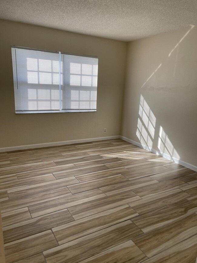 Building Photo - 1520 SE Royal Green Cir