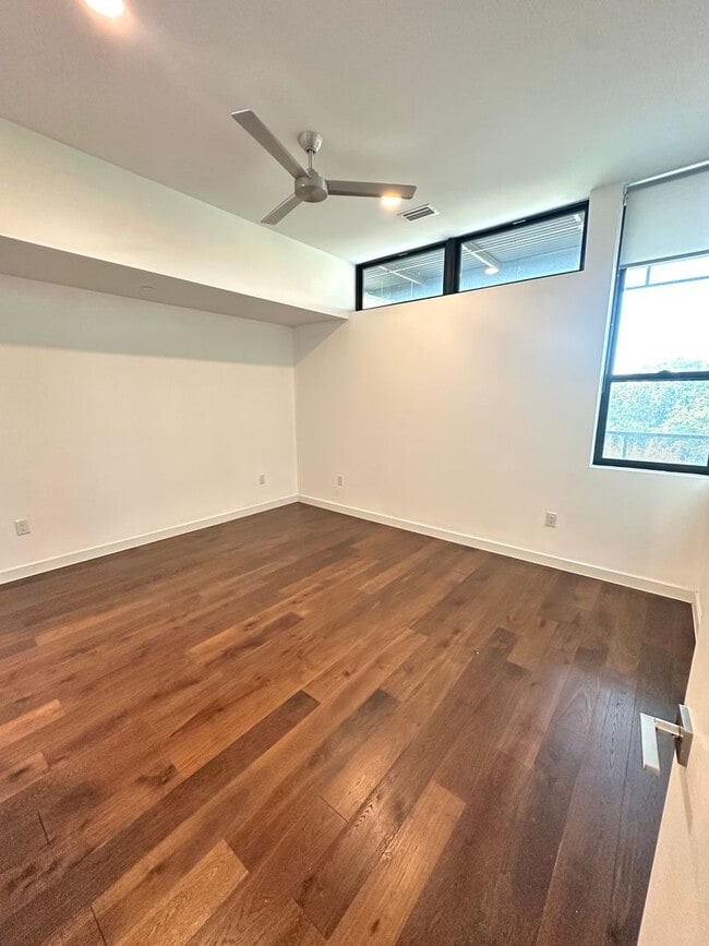 Building Photo - Stunning One bedroom/One bath Condo Locate...