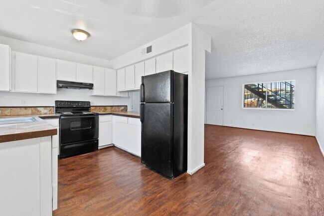Building Photo - 2-Bedroom 1st-Floor Apartment – Move In To...