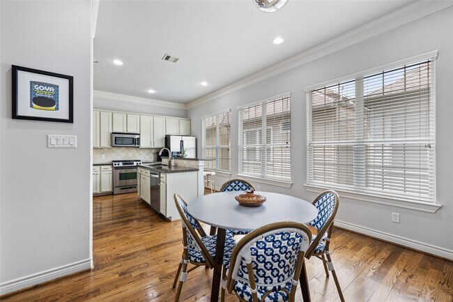 Building Photo - 2712 Sherwin St