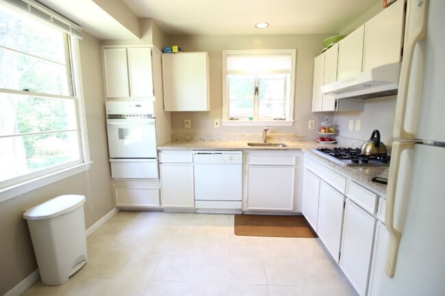 Building Photo - Charming 3 Bed 2.5 Bath Brick Home With Sp...