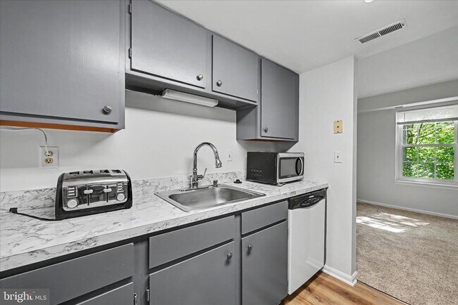 Building Photo - 678 Newbridge Ct